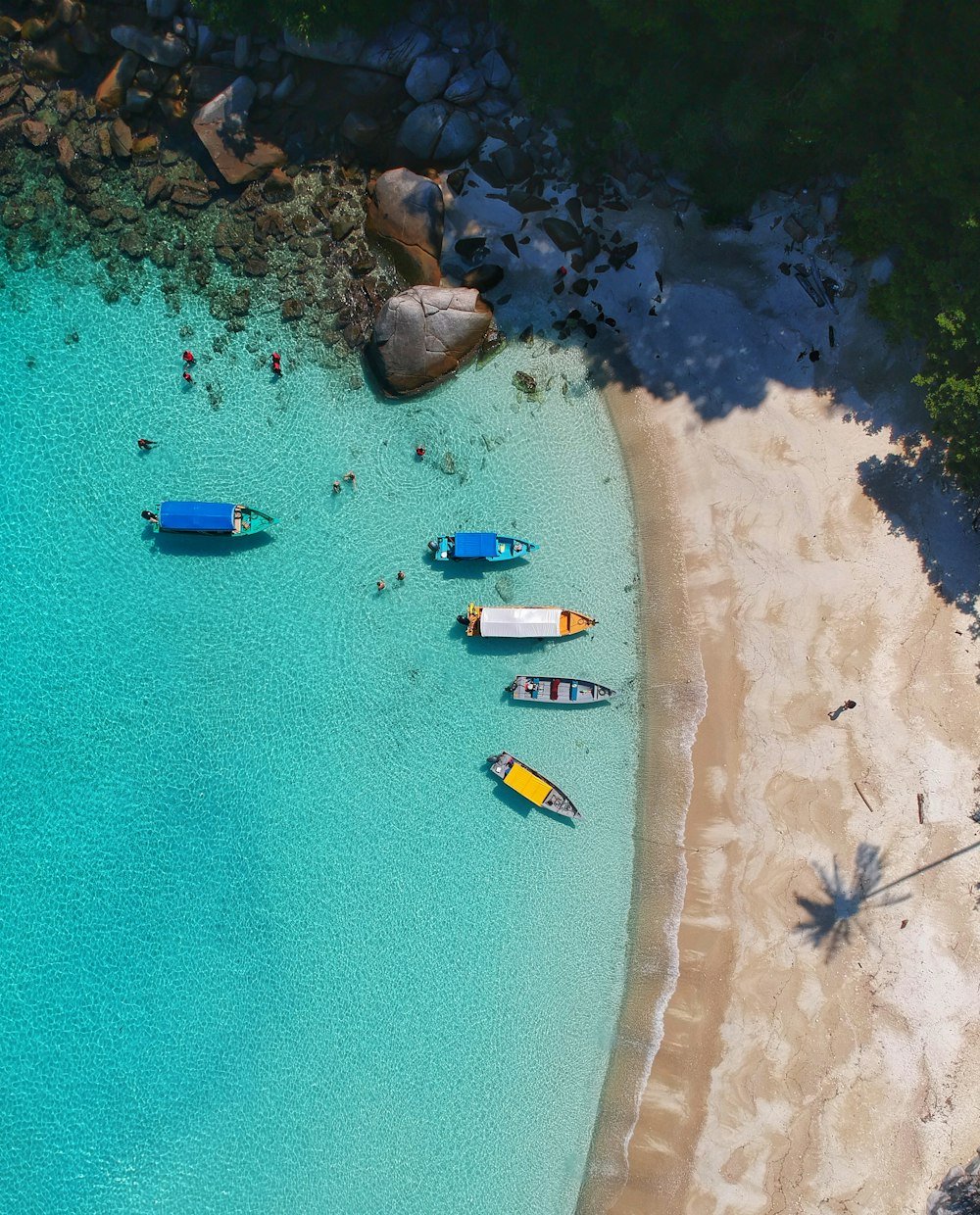 Crique sauvage avec eau turquoise, typique des criques naturistes du Pradet