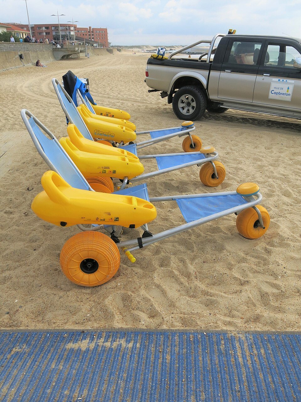 Plages accessibles PMR dans le Var : ou se baigner en fauteuil roulant (2026)