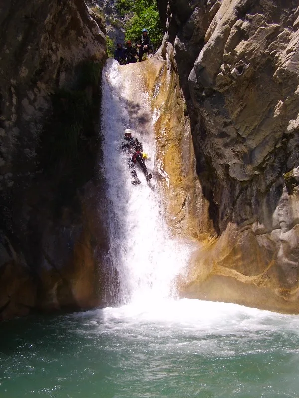 Toboggan naturel dans une cascade à la clue de la Maglia (Alpes-Maritimes)