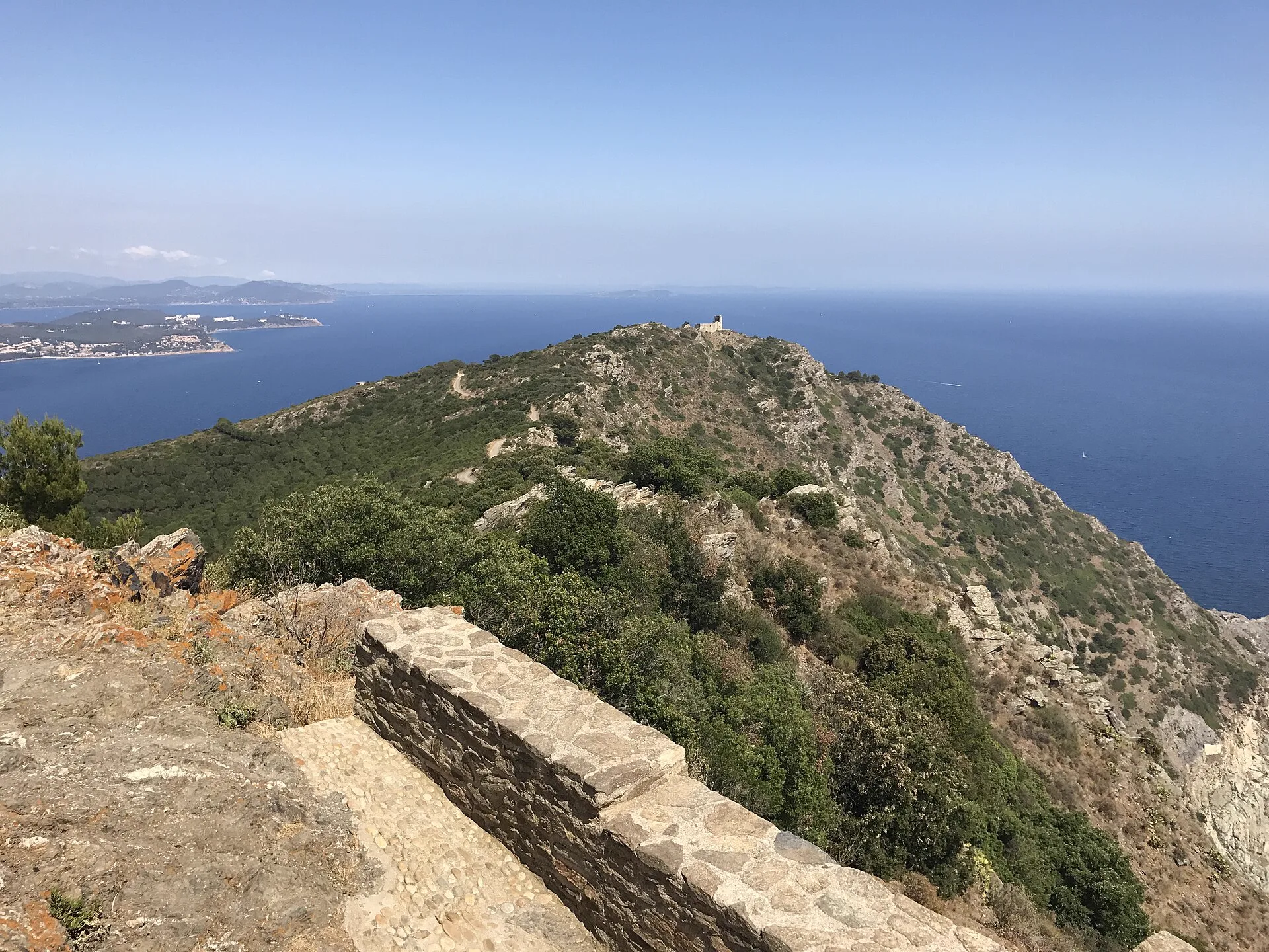 Le belvédère et la crête boisée du massif du Cap Sicié dominant la mer