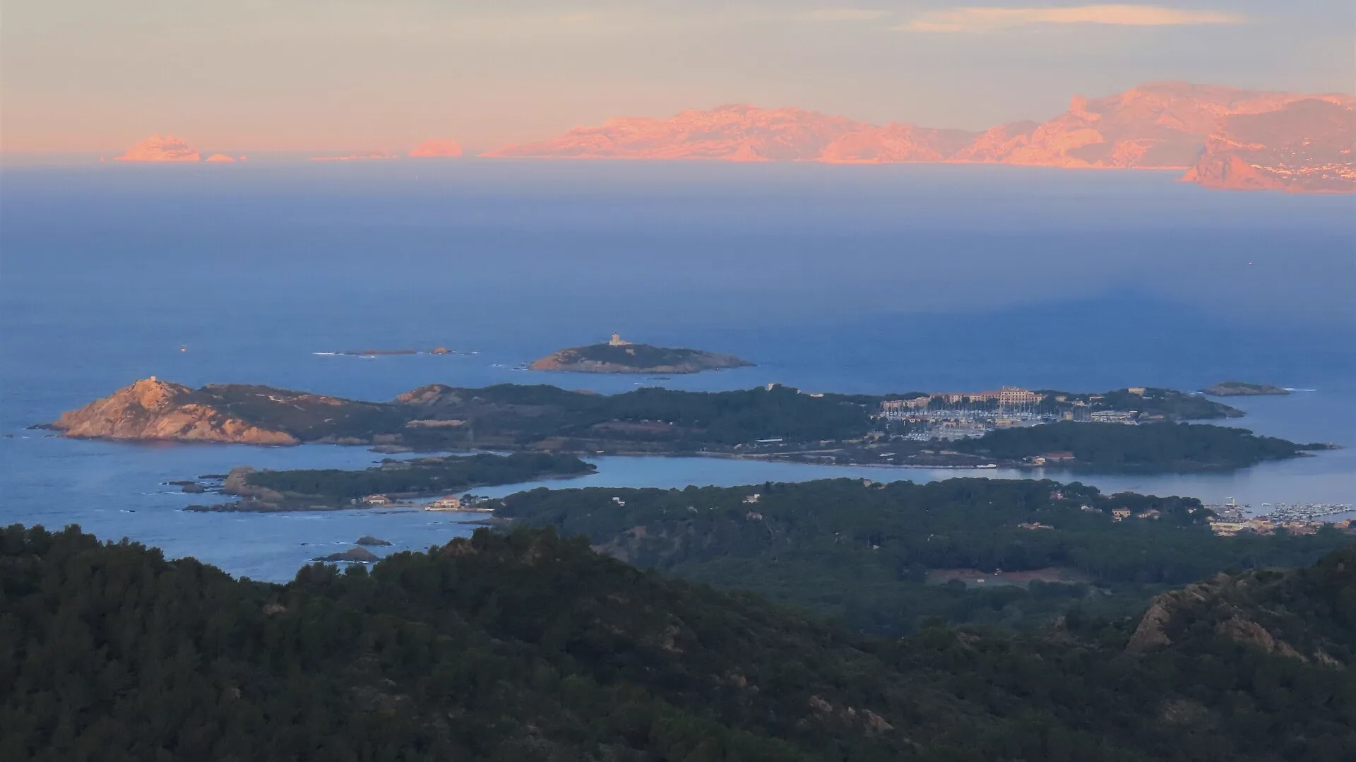Lumière dorée sur la mer et l'archipel des Embiez depuis le massif du Cap Sicié