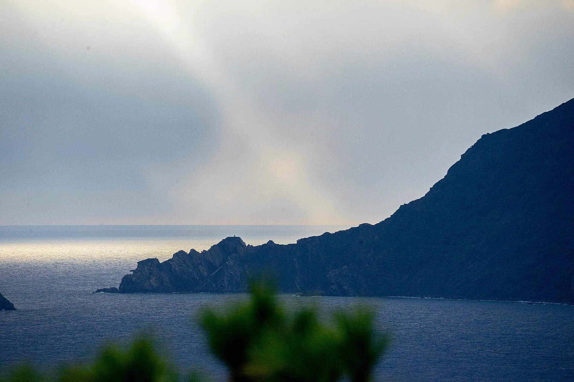 Les falaises du Cap Sicié plongeant dans la mer ouverte, lumière du soir