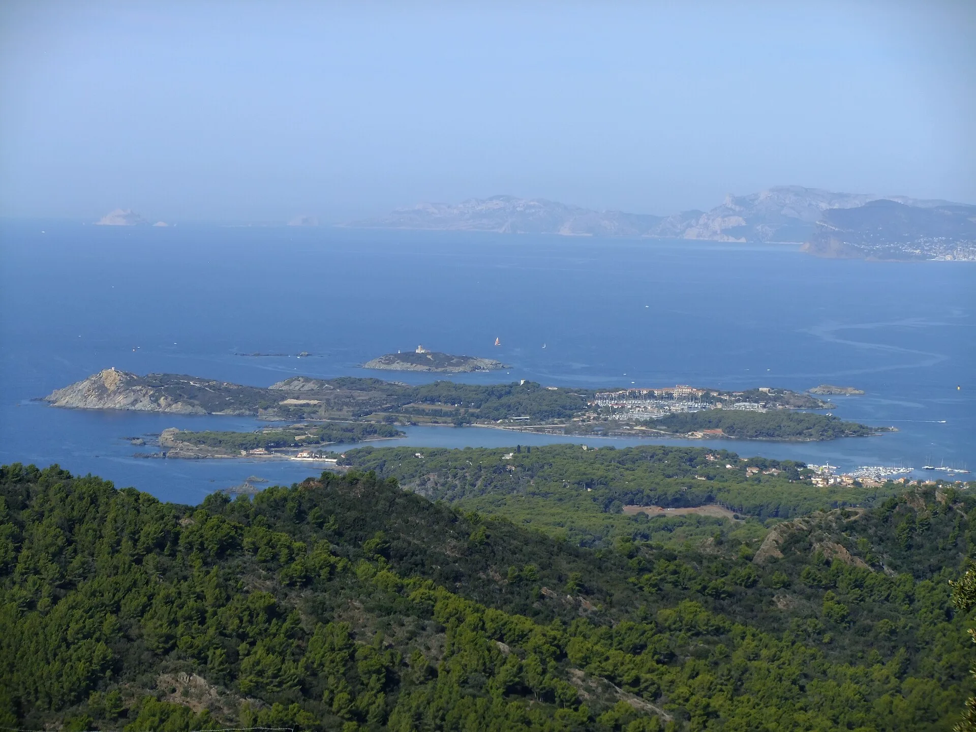 Panorama sur l'archipel des Embiez et la mer depuis la chapelle Notre-Dame du Mai au Cap Sicié