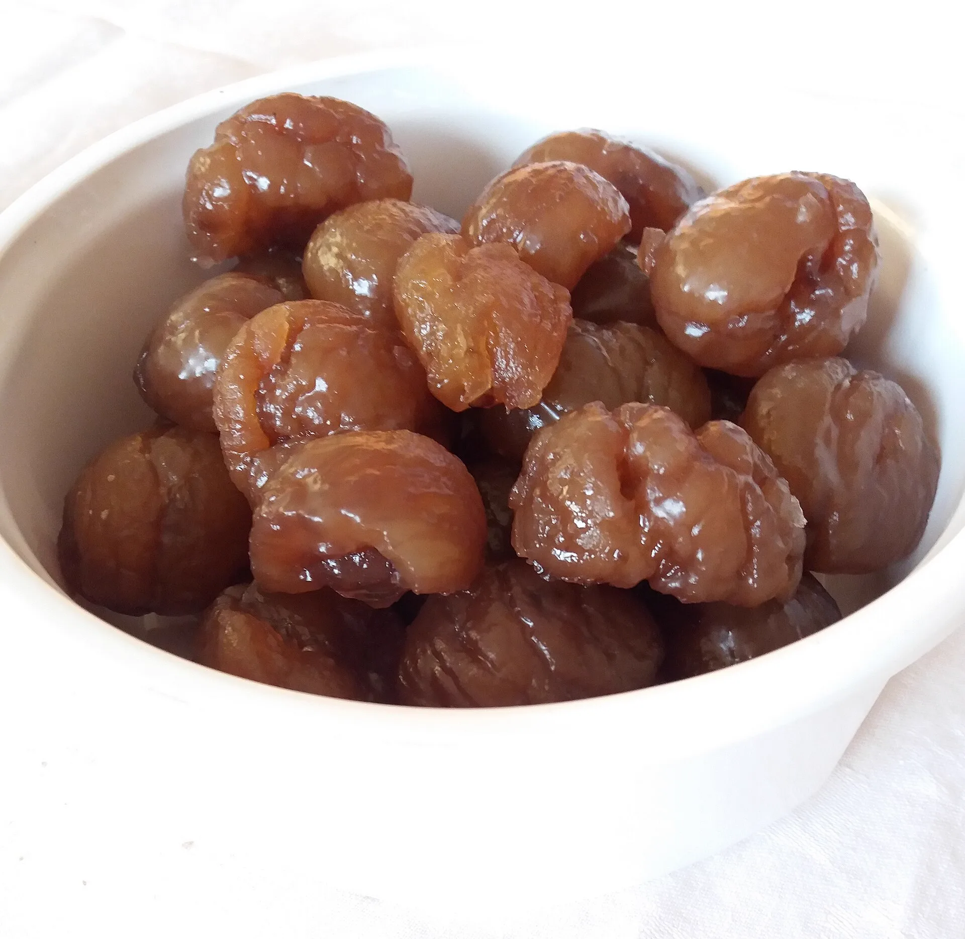Un bol de marrons glacés, spécialité emblématique de Collobrières