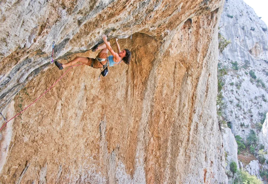 Grimpeuse dans un dévers calcaire des gorges du Destel, près de Toulon