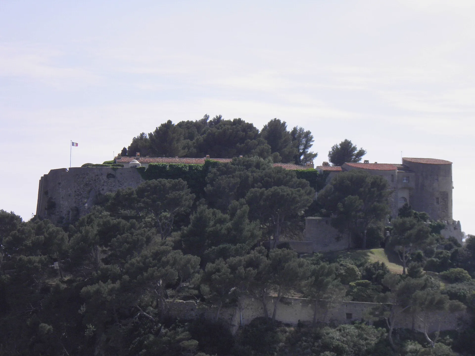 Le fort de Brégançon à Bormes-les-Mimosas, surmonté du drapeau français