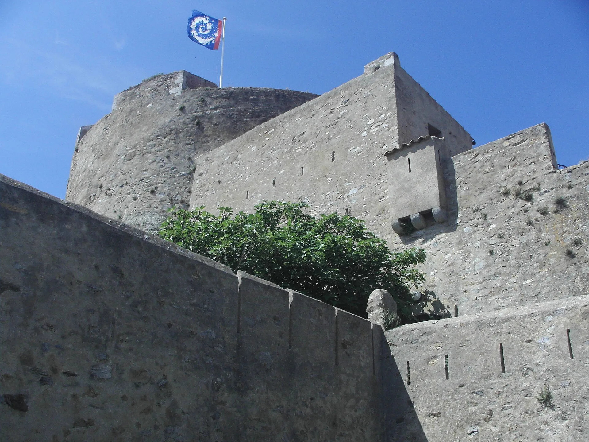 Le fort Sainte-Agathe dominant le village de Porquerolles