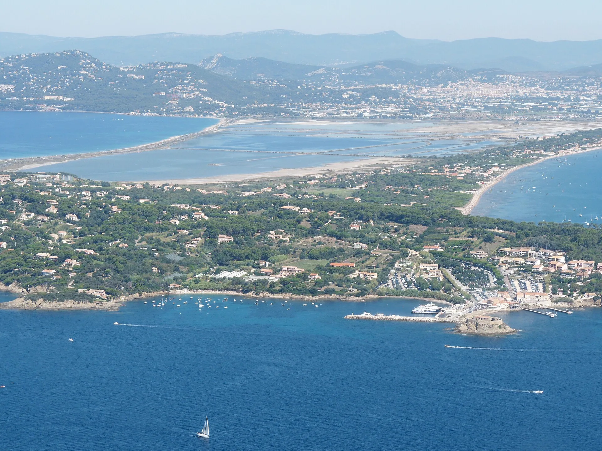 Vue aérienne de la presqu'île de Giens et de la plage de l'Almanarre à Hyères