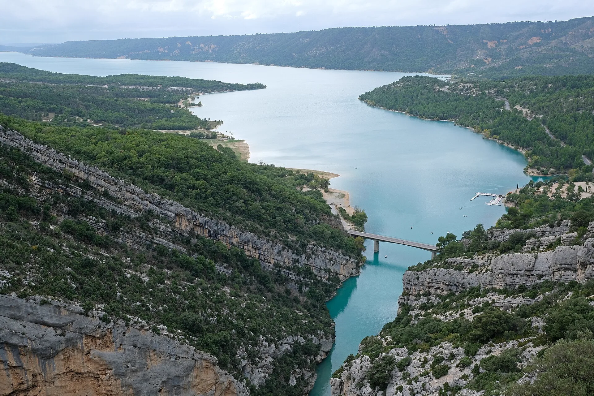 Eaux turquoise du lac de Sainte-Croix, gorges du Verdon
