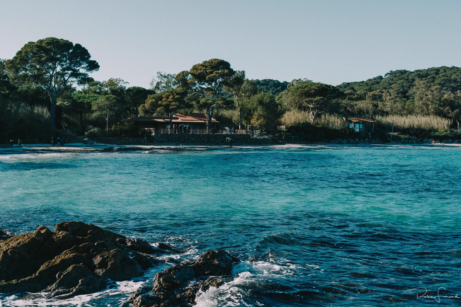 Eaux turquoise et rochers de la plage d'Argent à Porquerolles
