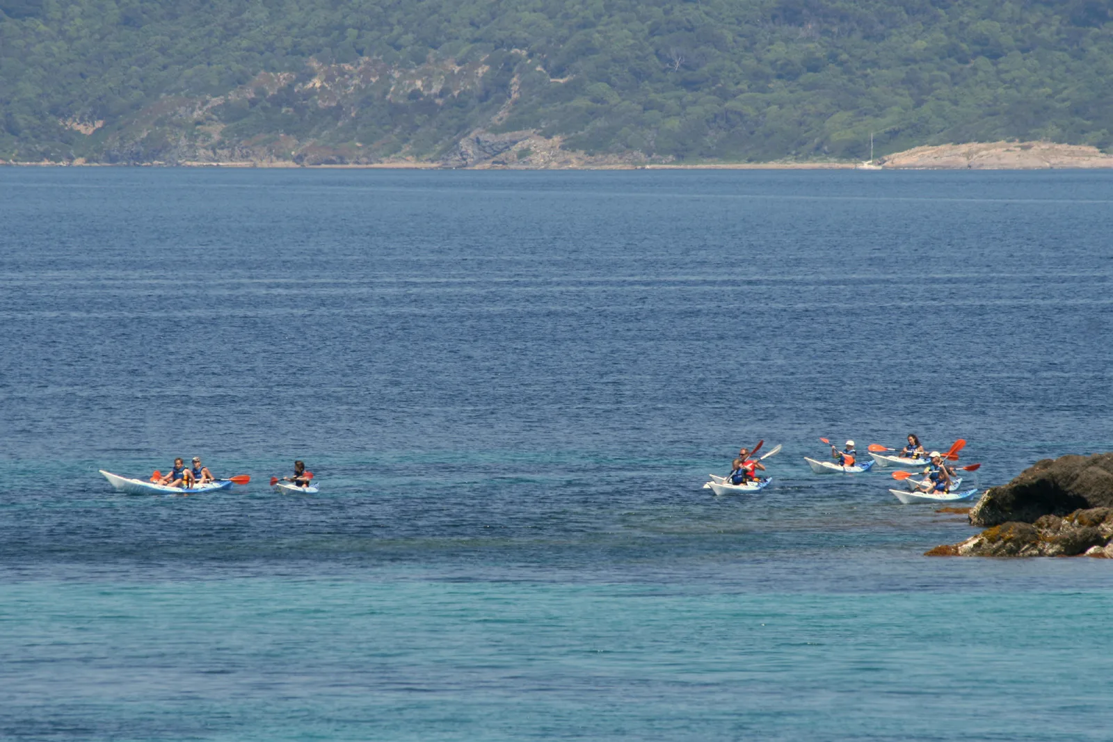 Groupe de kayaks de mer dans les eaux turquoise au large de Porquerolles