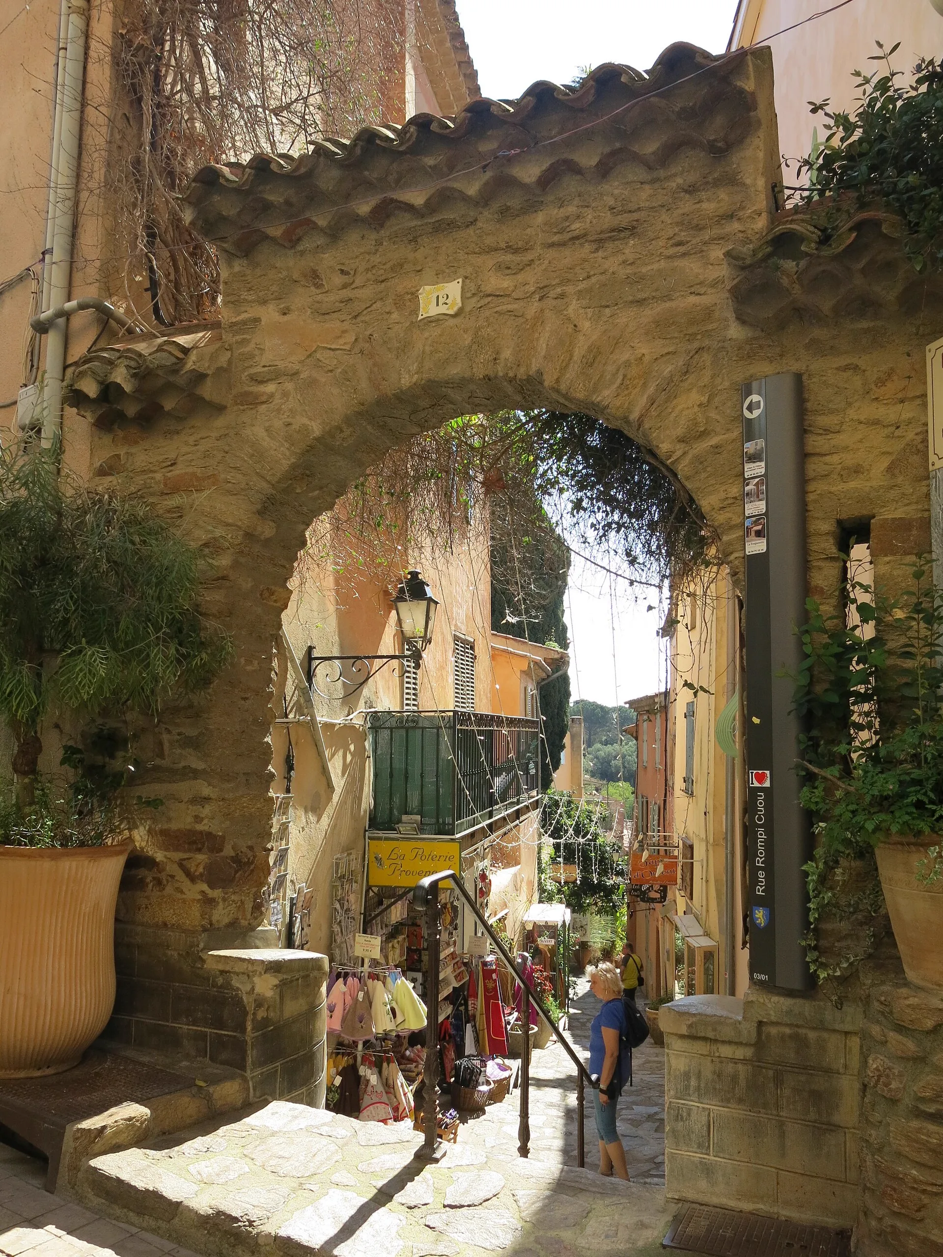 Ruelle voûtée du vieux village de Bormes-les-Mimosas