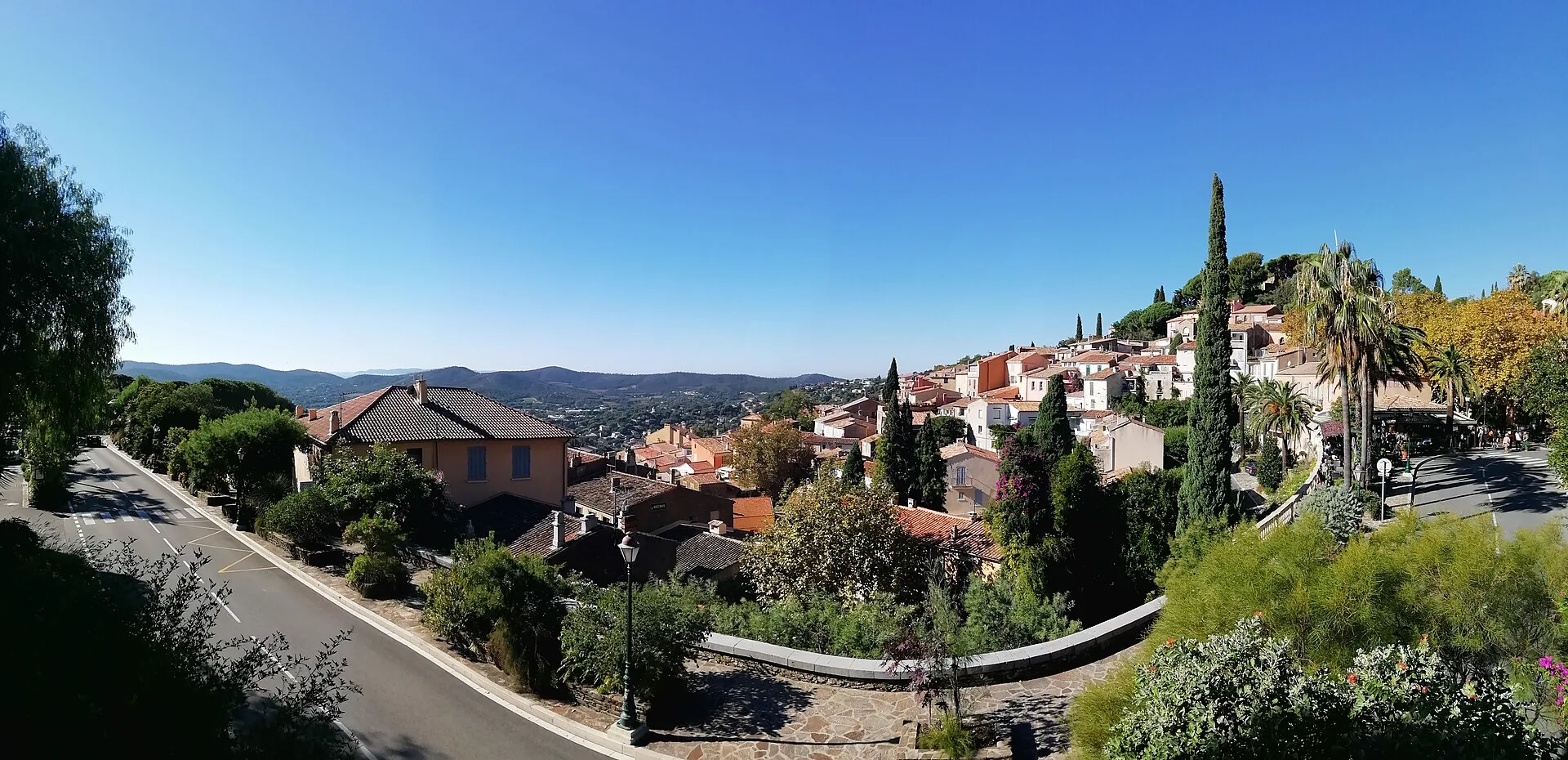 Le village perché de Bormes-les-Mimosas dominant la côte des Maures