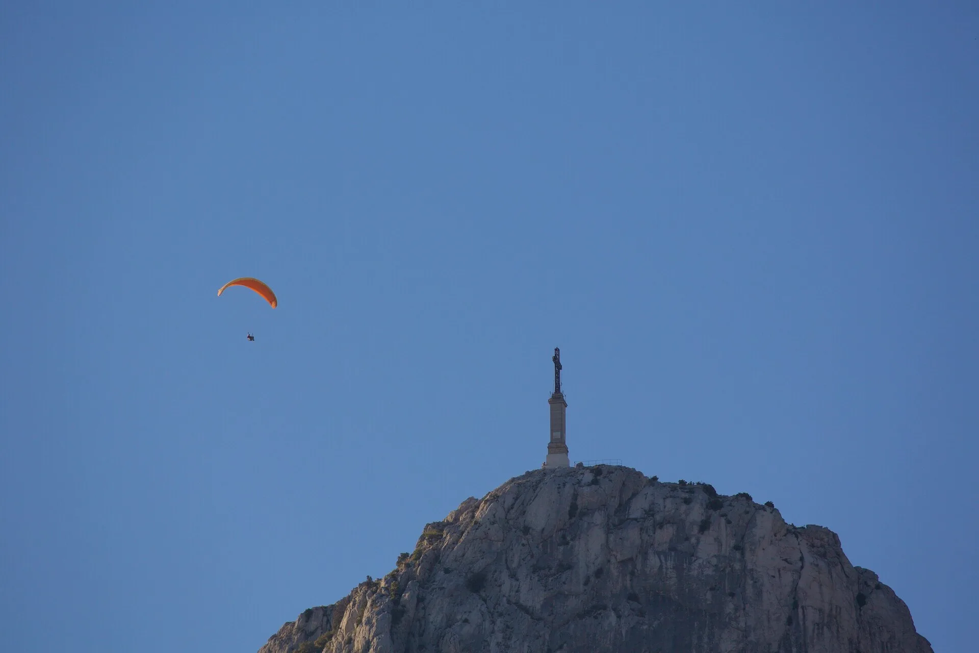 Parapente survolant un massif de Provence