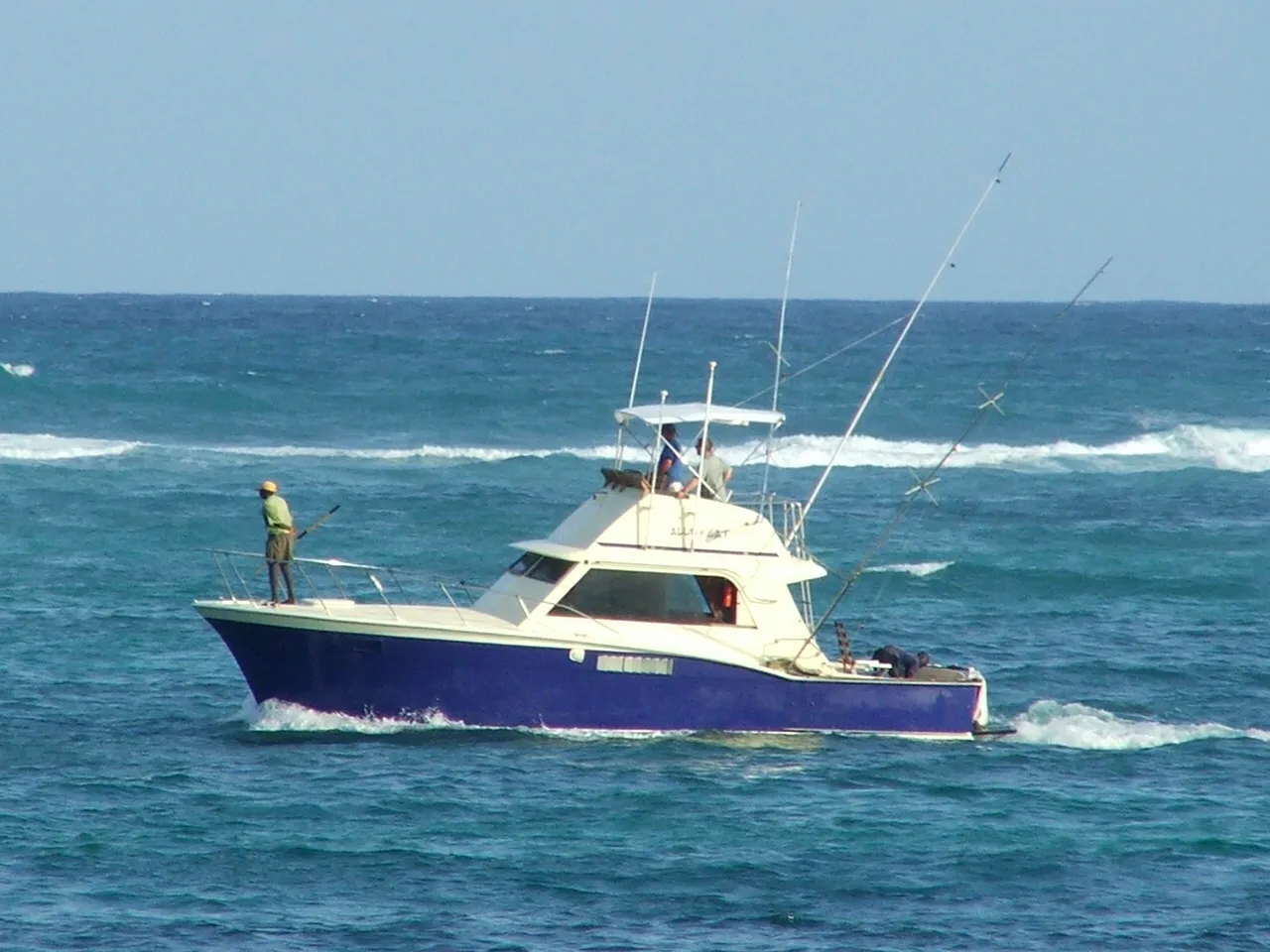 Bateau de pêche sportive équipé de cannes, en mer