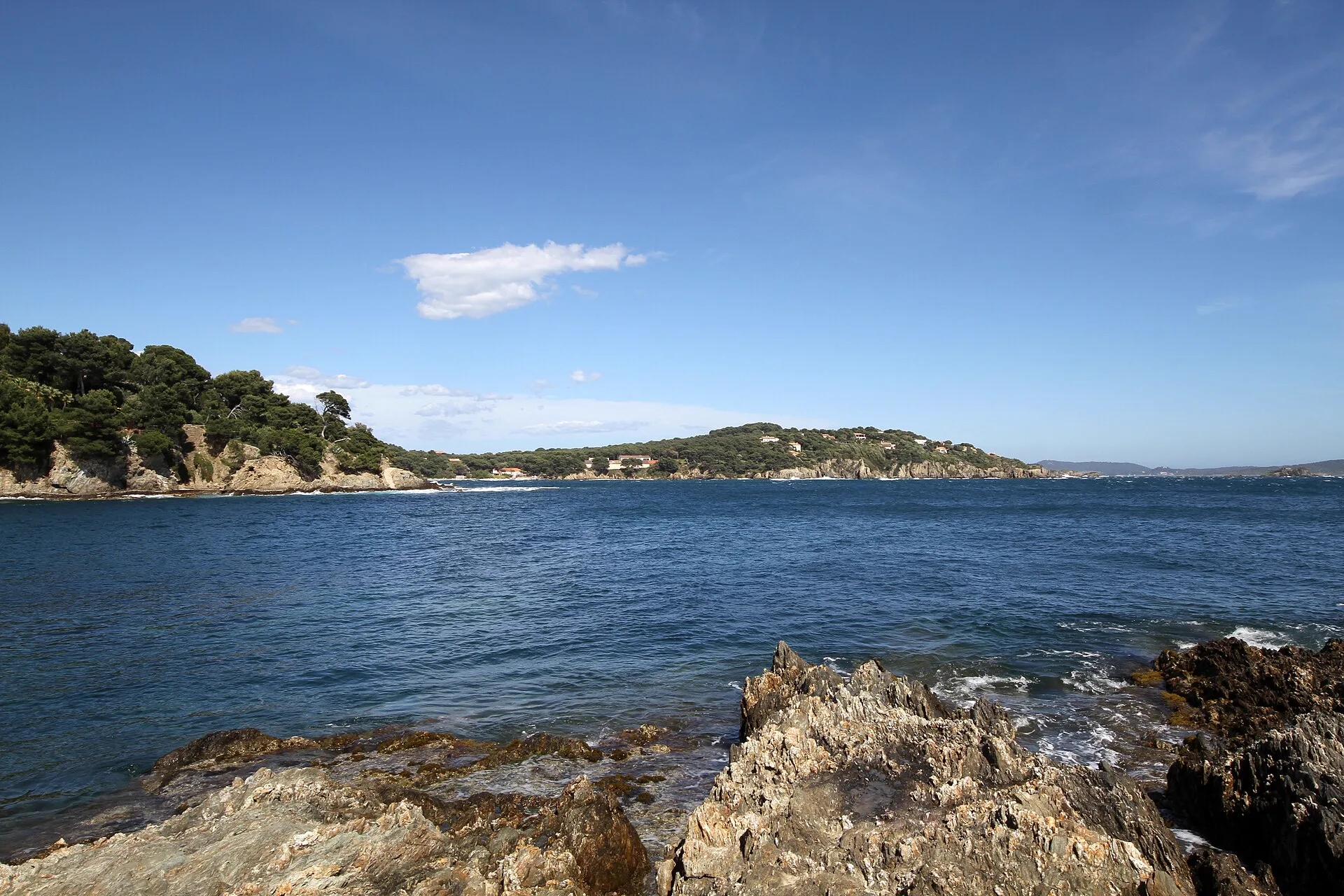 La mer au large de la presqu'île de Giens, à Hyères, point de départ vers les îles d'Or