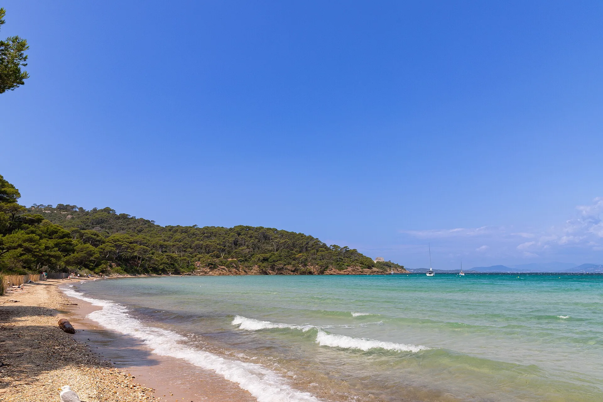 Plage Notre-Dame à Porquerolles, sable doré et eau turquoise