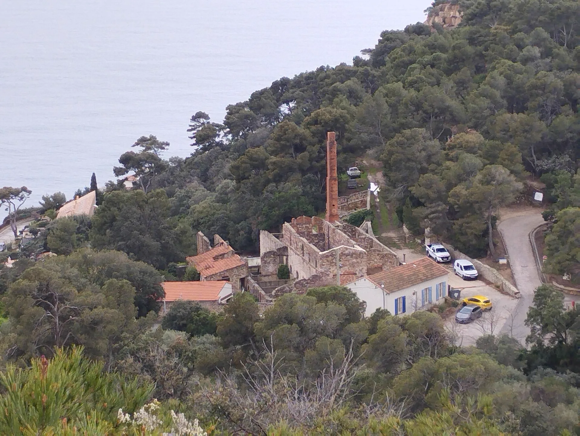 L'ancienne mine de cuivre du Cap Garonne, au-dessus du sentier du littoral