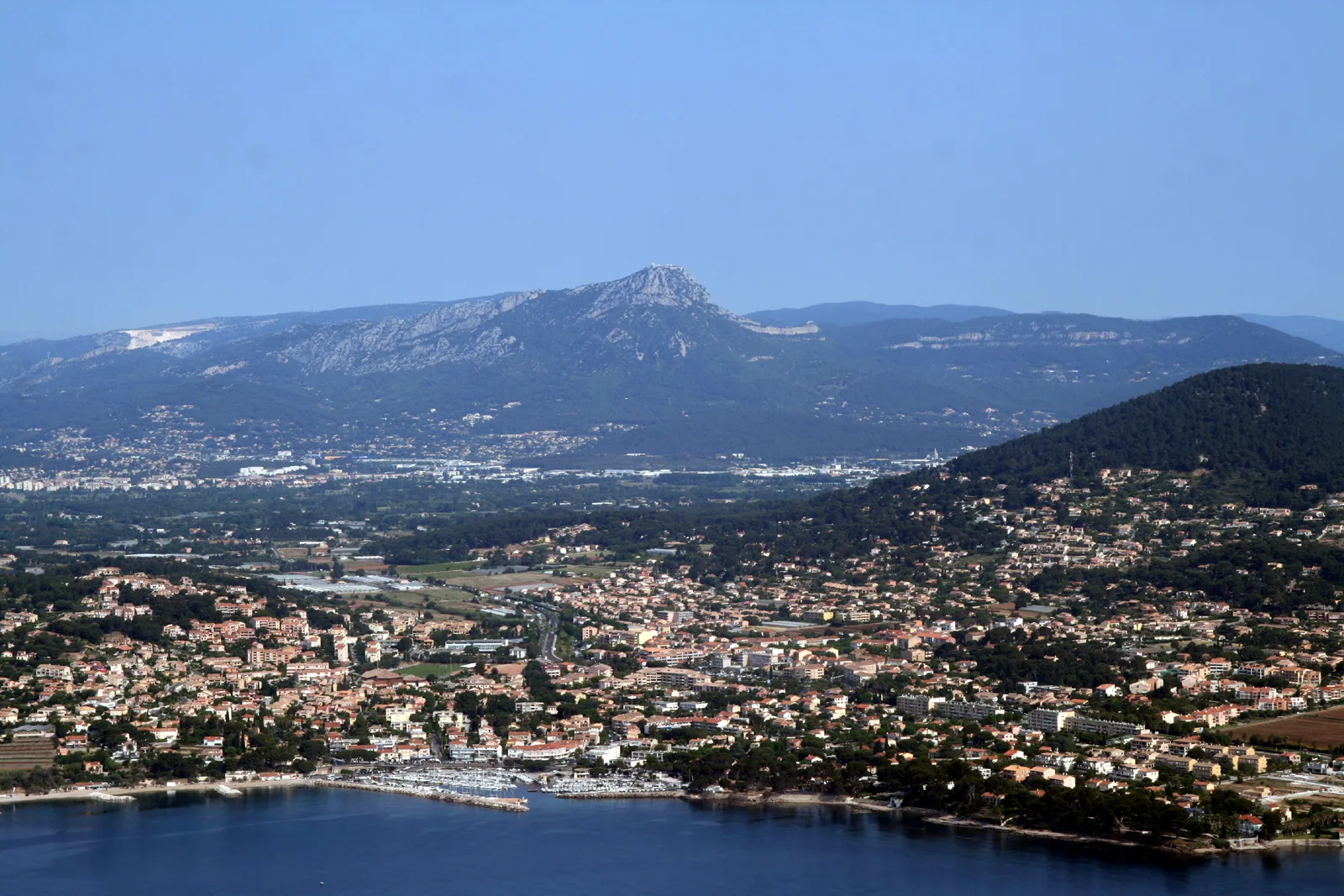 La baie et le port de Carqueiranne, sur le tracé du sentier du littoral