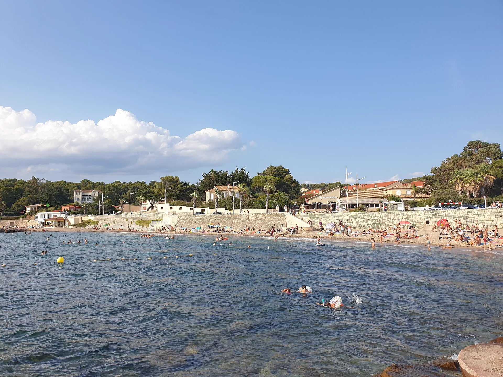 Plage de la Garonne au Pradet, sur le sentier du littoral, eau claire et pinède