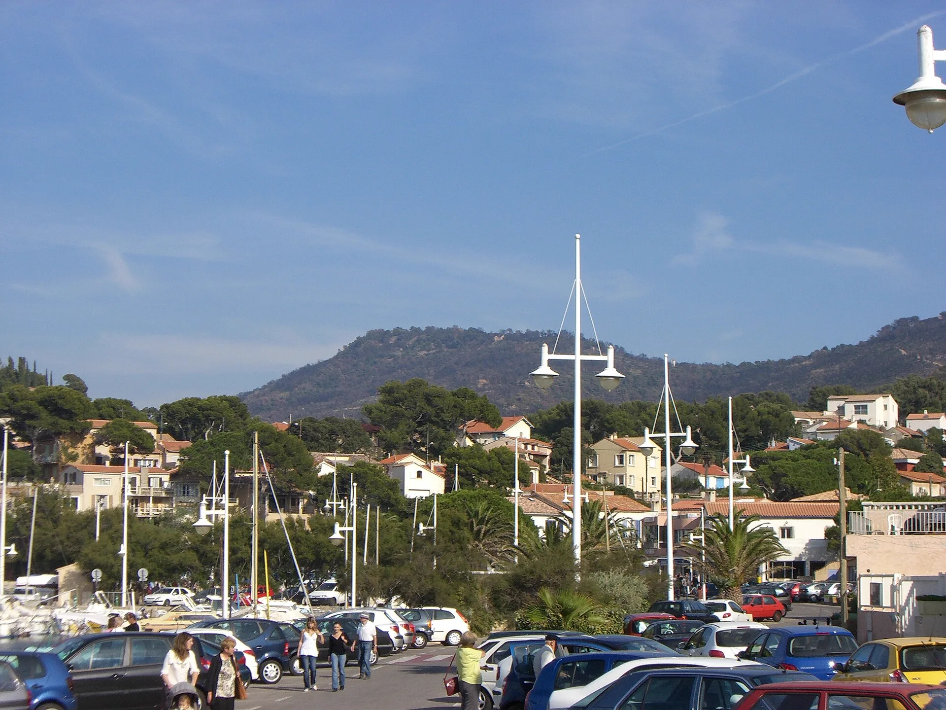 Le petit port des Oursinières au Pradet, étape du sentier du littoral