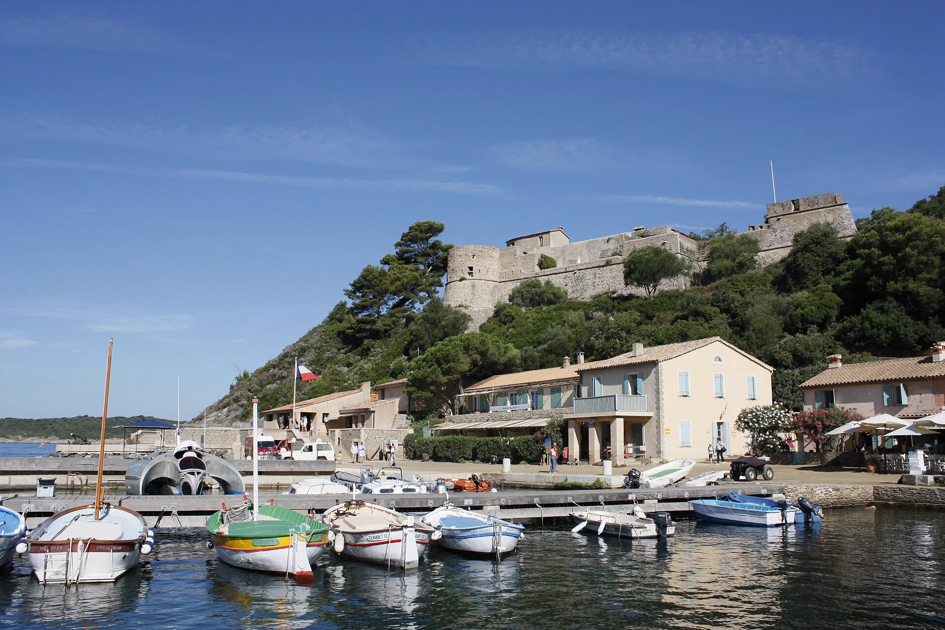 Le port et le village de Port-Cros, point d'arrivée des navettes