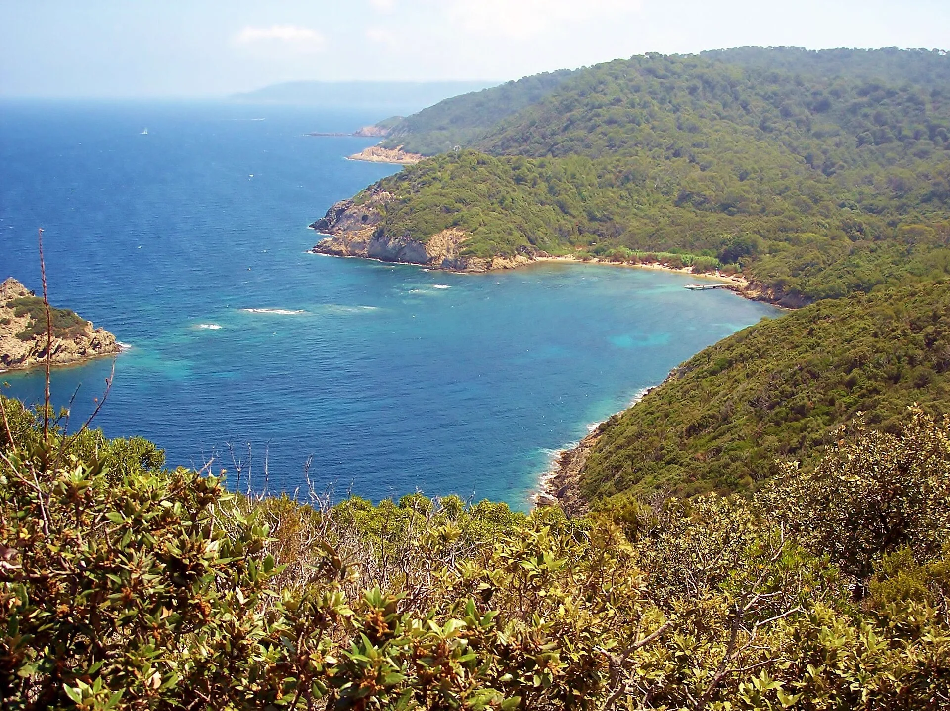 Vue plongeante sur la baie de la Palud et ses fonds protégés à Port-Cros