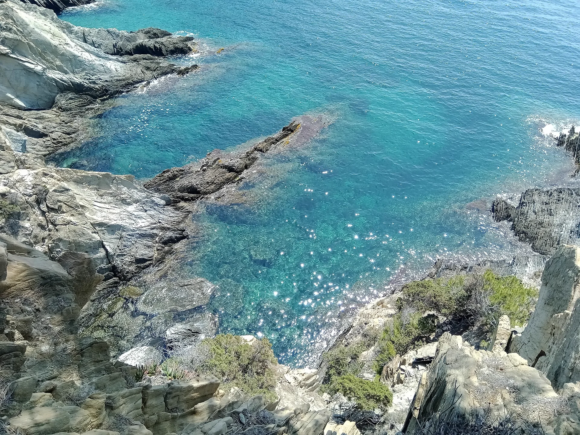 Eaux cristallines au-dessus des rochers à Port-Cros, idéales pour le snorkeling