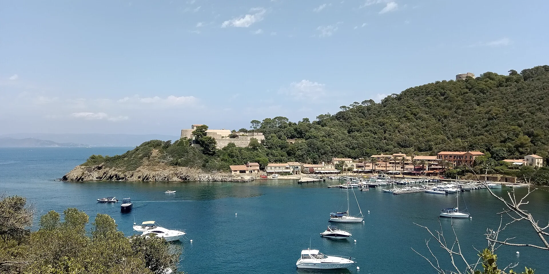 Le port et le village de Port-Cros, point d'arrivée des navettes