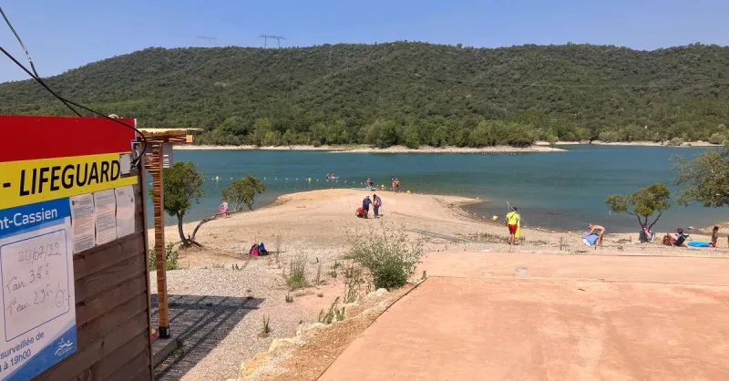 Plage surveillée du lac de Saint Cassien