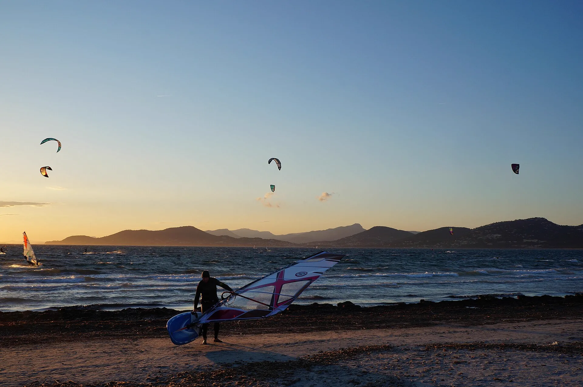 Kitesurfeurs et planches à voile sur la plage de l'Almanarre, presqu'île de Giens