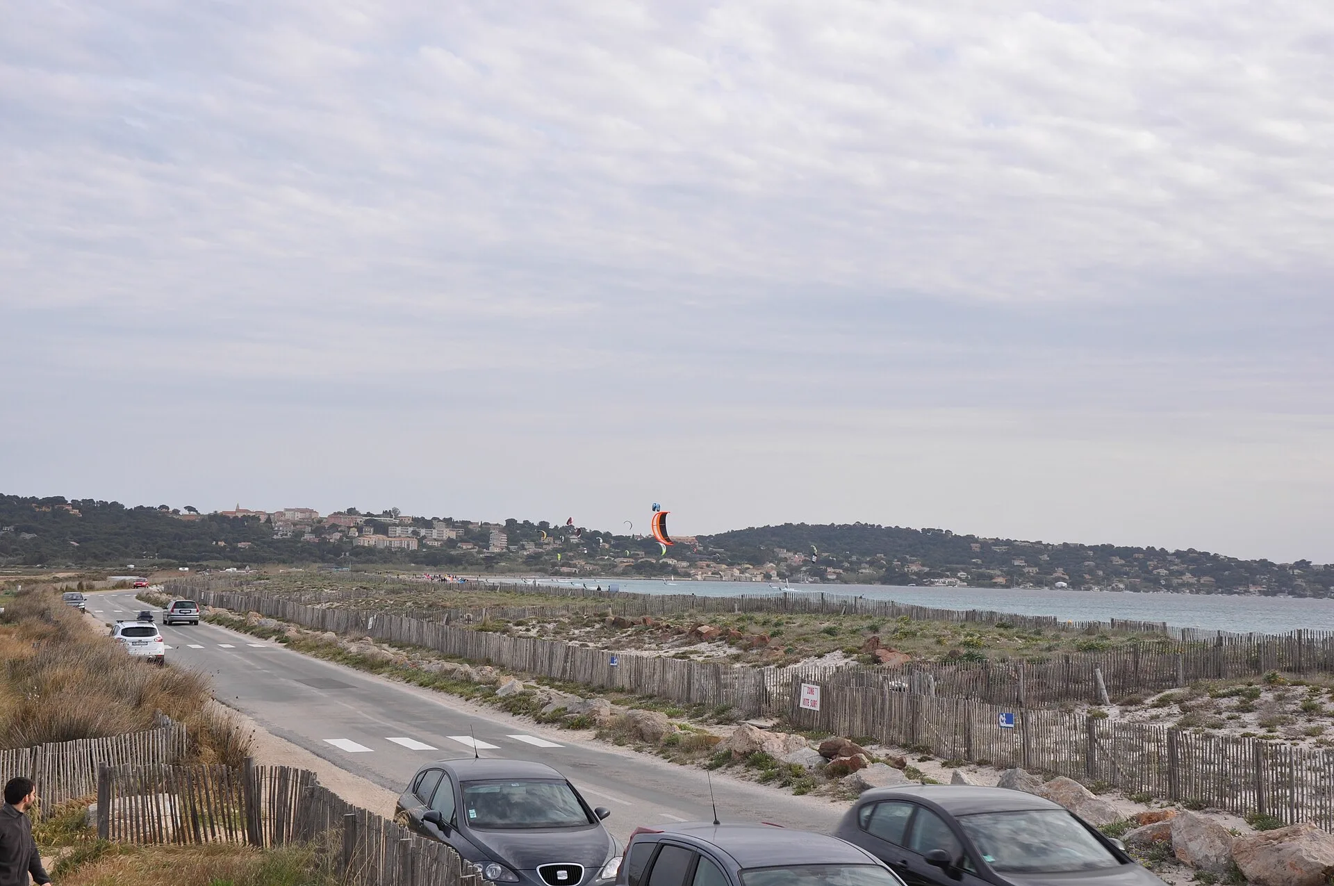 La route du Sel sur le cordon ouest du tombolo de Giens, entre mer et salins