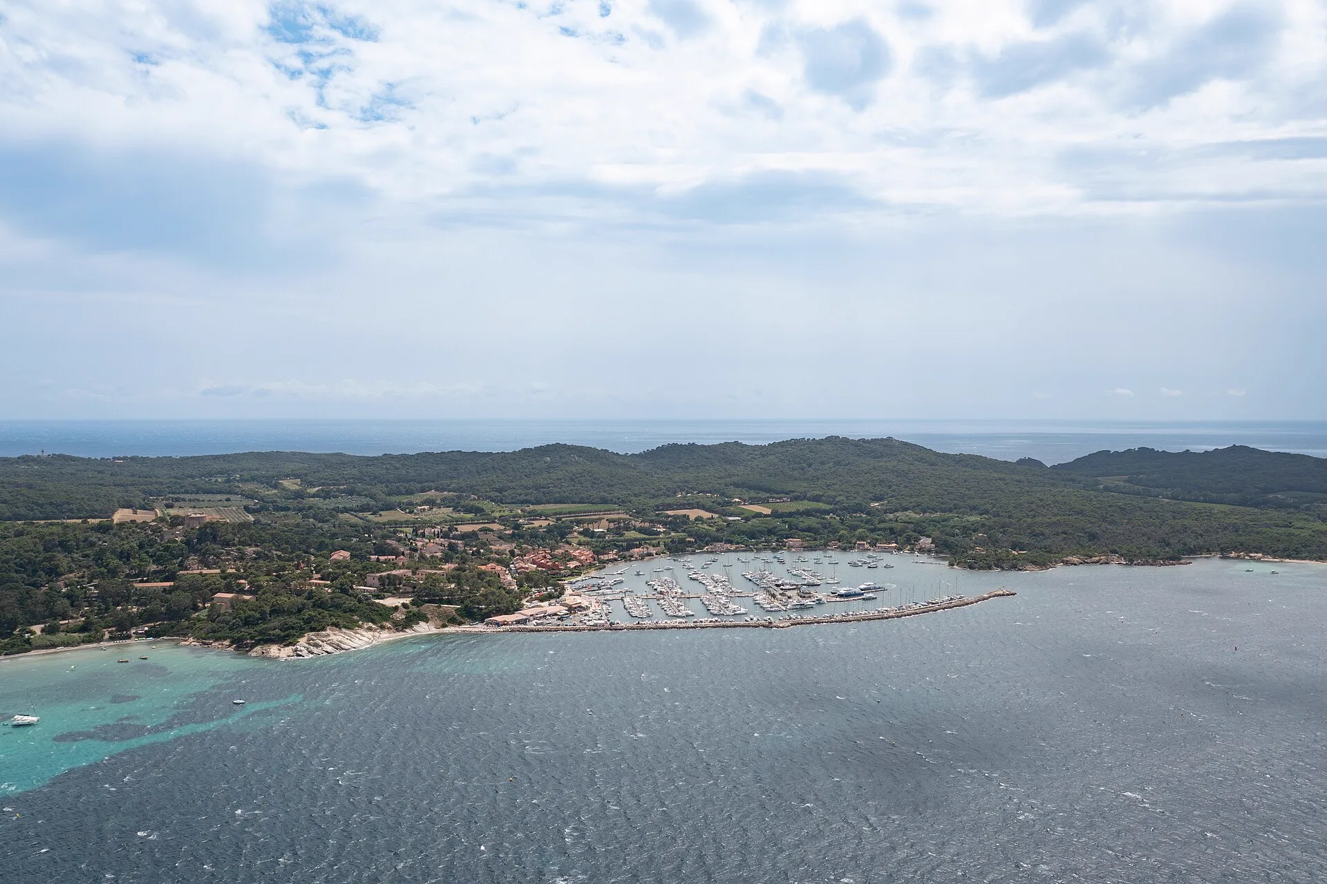 Vue aérienne de Porquerolles et de son port, eaux turquoise et forêt