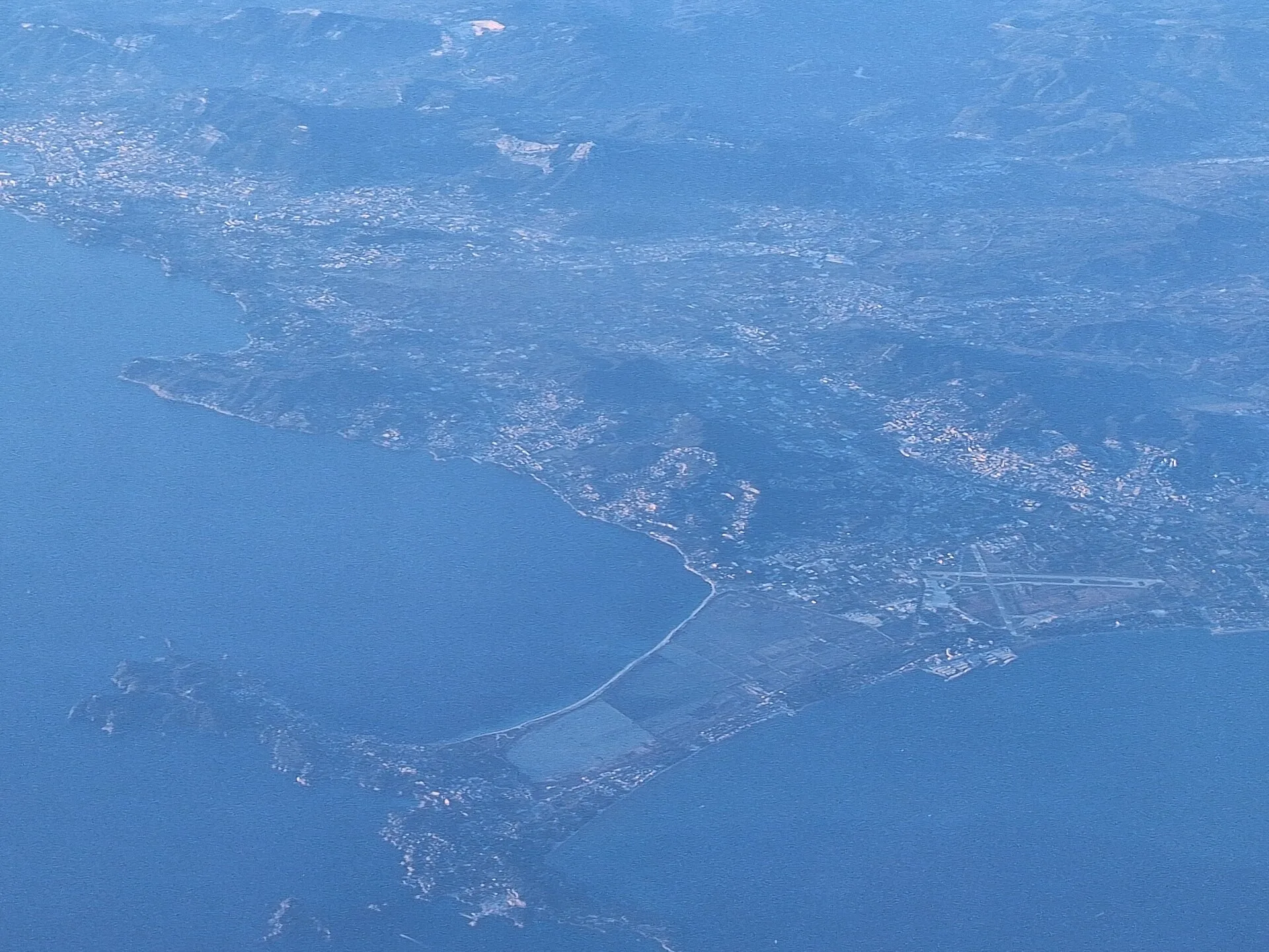 La presqu'île de Giens et son double tombolo vus du ciel