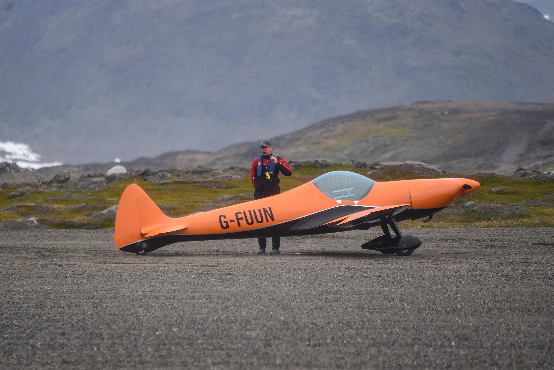 Un ULM multiaxe à cabine fermée et son pilote