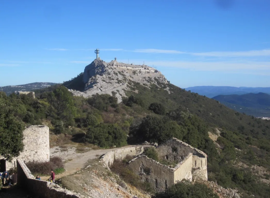Le sommet du Mont Caume (804 m), son relais et les ruines du fort