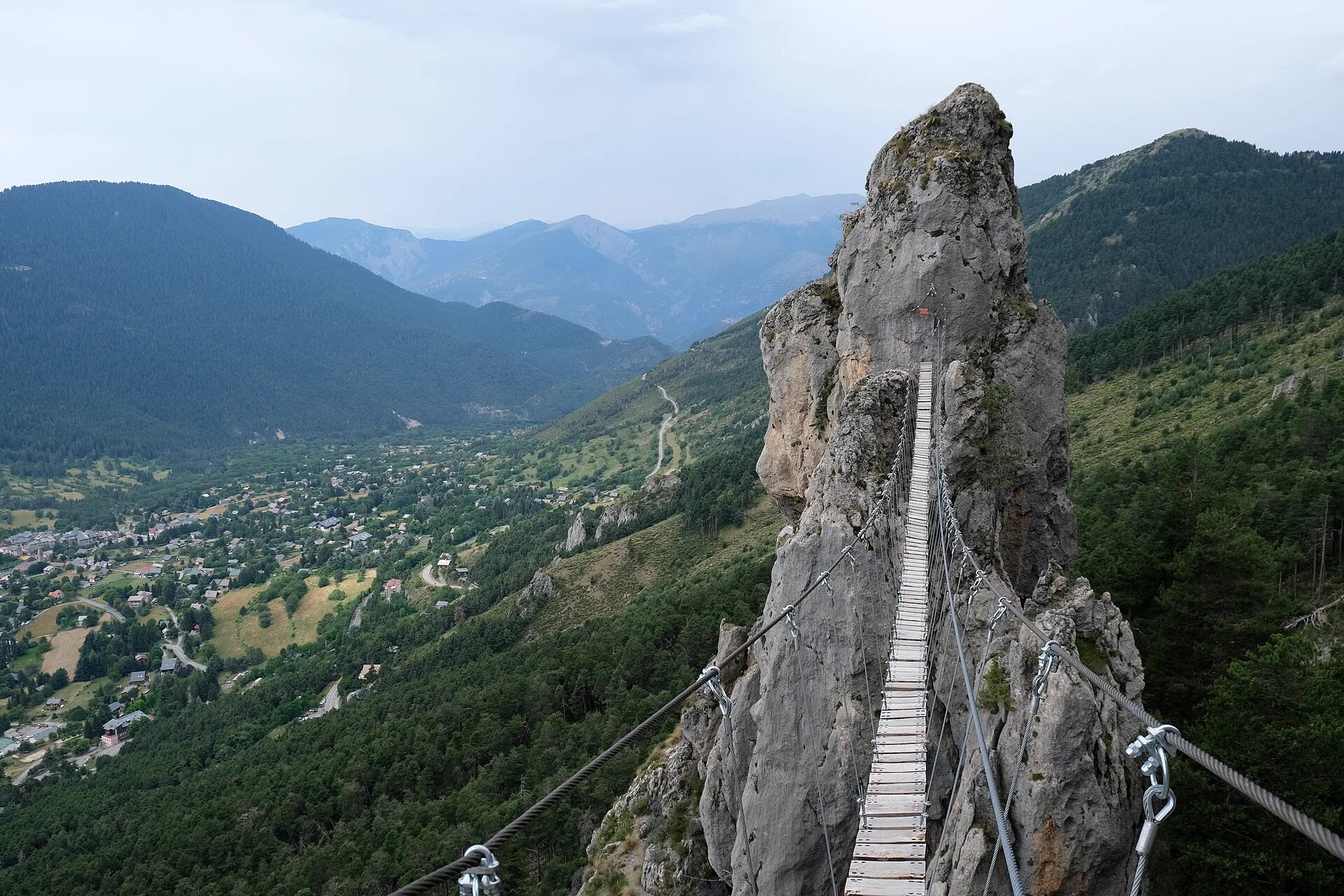 Pont de singe (pont nepalais) sur une via ferrata de montagne
