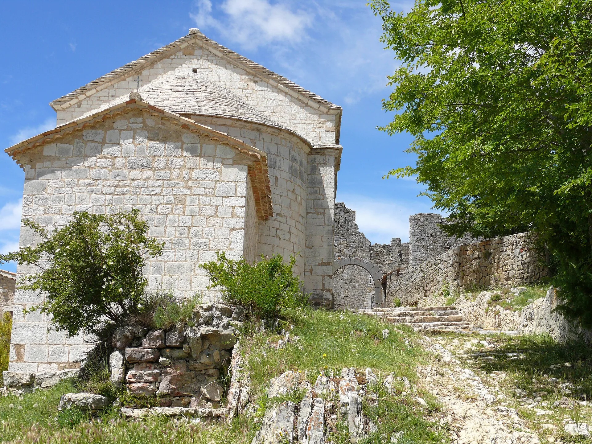 Église romane et ruines du château de Bargème, plus haut village du Var