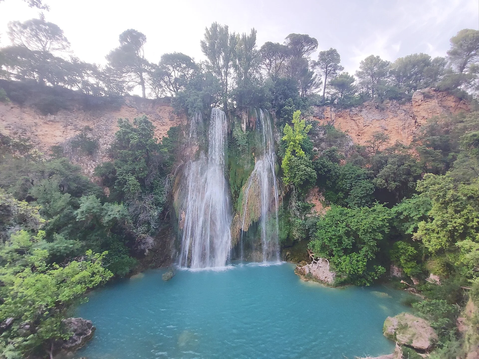 La cascade de Sillans-la-Cascade, eau émeraude au pied des falaises