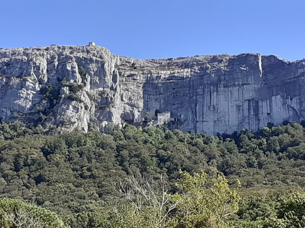 La grotte de la Sainte-Baume vue depuis l'hôtellerie